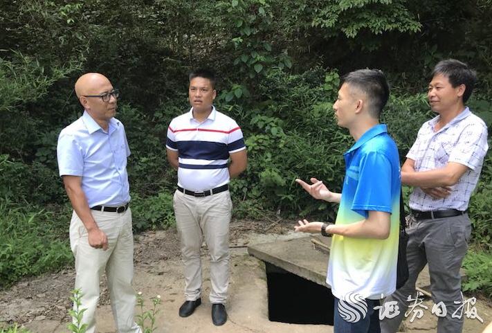 李經(jīng)緯（右二）與中國太保產(chǎn)險清遠中支負責人、村干部一道探討村里飲水難問題的解決方案.jpg