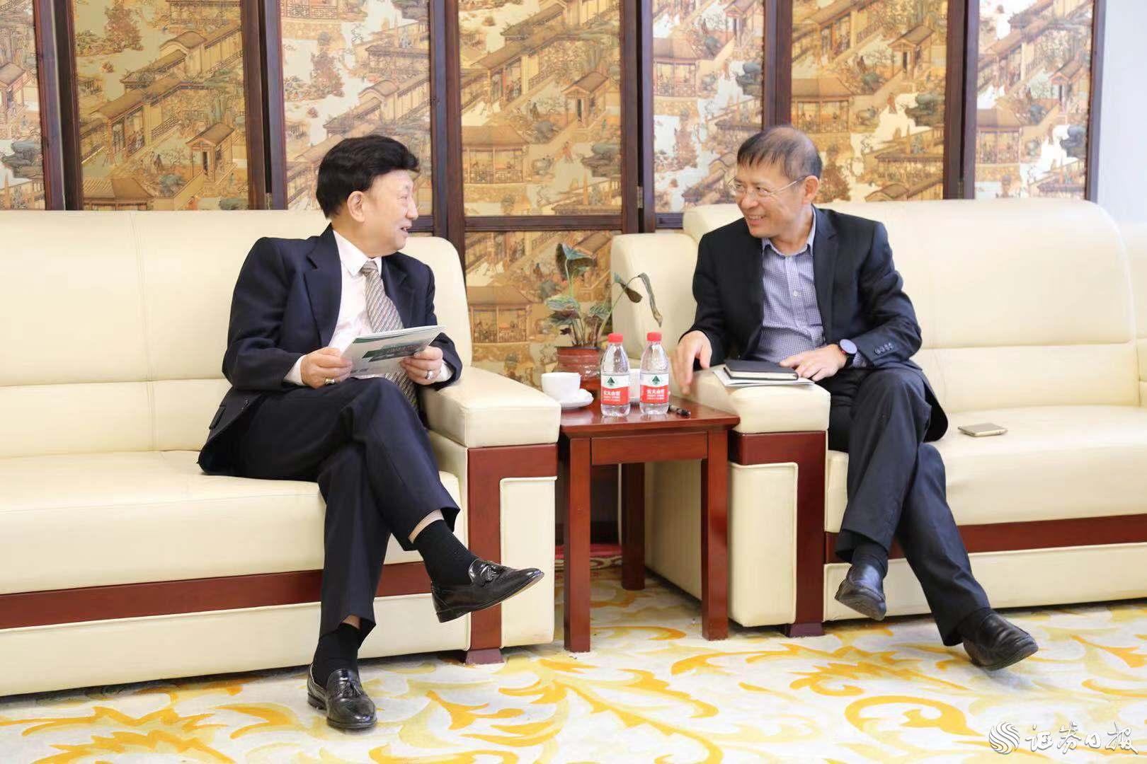 華僑國(guó)際樓宇黨委書(shū)記、總裁孔村光（右）與美中貿(mào)易發(fā)展協(xié)會(huì)總裁、執(zhí)行長(zhǎng)姚應(yīng)文博士（左）進(jìn)行商務(wù)洽談.jpg